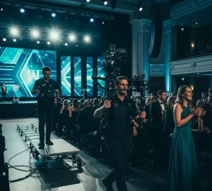 Equipo audiovisual grabando evento corporativo con cámaras profesionales