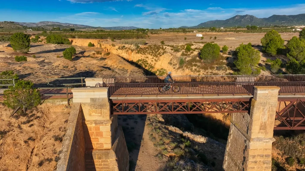 Dejando atrás el entorno rural, el itinerario nos conduce directamente hasta el corazón de la ciudad de Villena